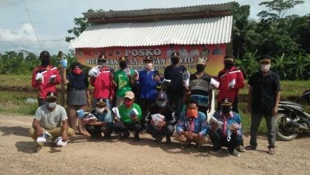 KADES DAN PERANGKAT DESA MULYASARI BAGIKAN MASKER GRATIS KE MAYARAKAT