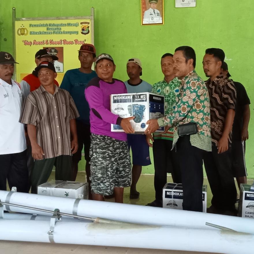 PEMDES MULYASARI BAGIKAN BANTUAN ALAT PERTANIAN